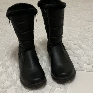 Totes women’s Edgen waterproof zip up black snow/rain boots, size 7M